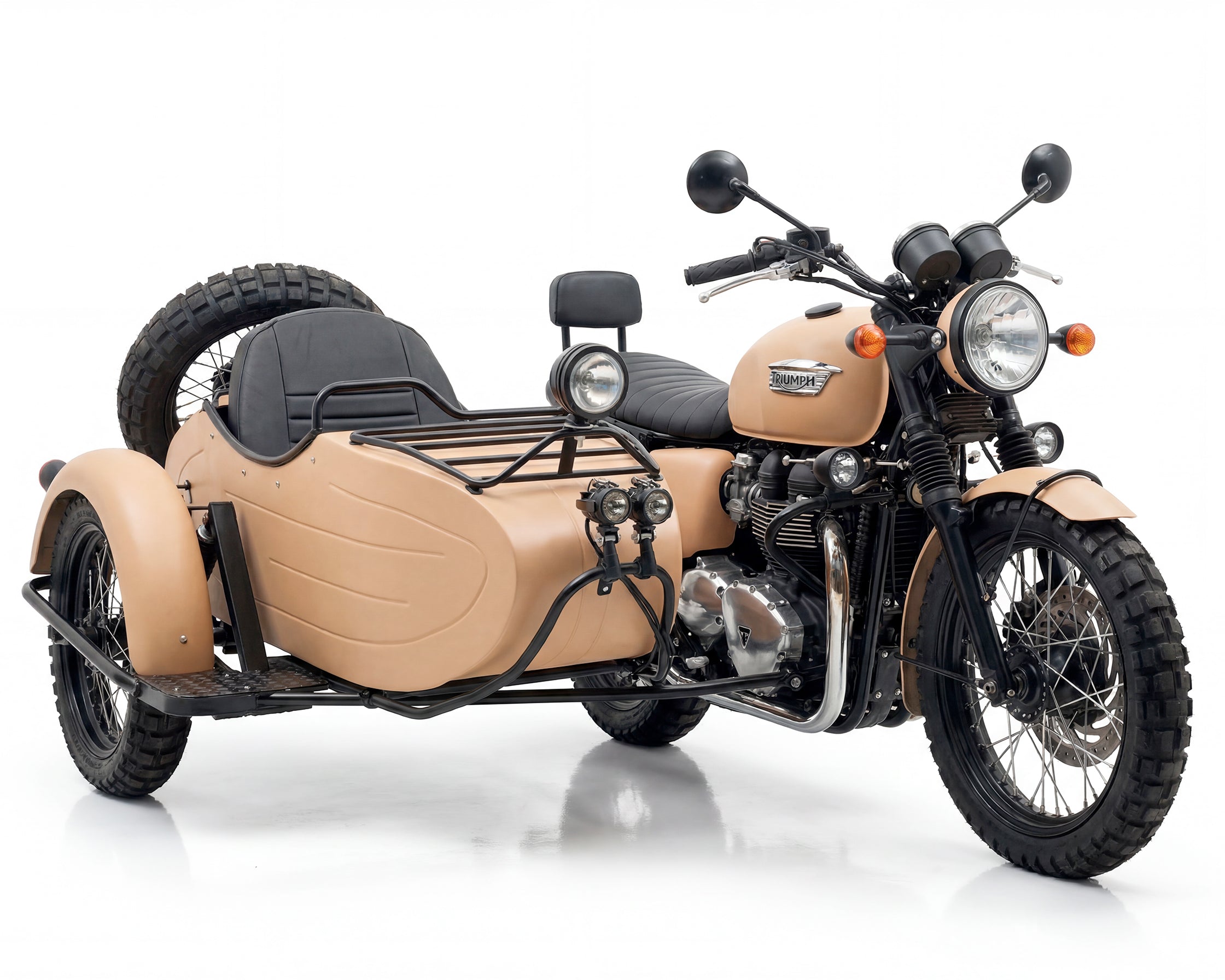 Triumph Bonneville T100 + Sidecar — "Expedición": De Crucero Clásico a Máquina de Desierto